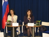 Mag. Tanja Fajon in dr. Romana Jordan Cizelj. NK, Hiša Evropske unije, 2. 4. 2011