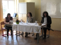 Dr. Romana Jordan Cizelj, Adi Smolar. Okrogla miza »Ni mi vseeno za druge«. Maribor, 22. 4. 2011.